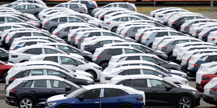 Fertige, vollelektrische Fahrzeuge aus dem Volkswagenwerk in Zwickau auf einem Parkplatz im Werk.