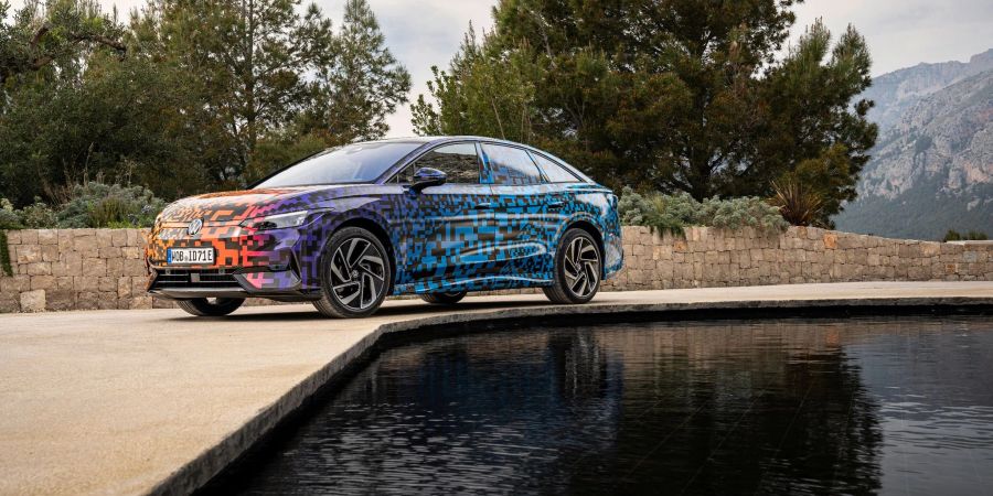 Noch nicht ganz enttarnt: Der neue elektrische VW ID7 soll bald Weltpremiere feiern und Ende 2023 auf den Markt kommen.
