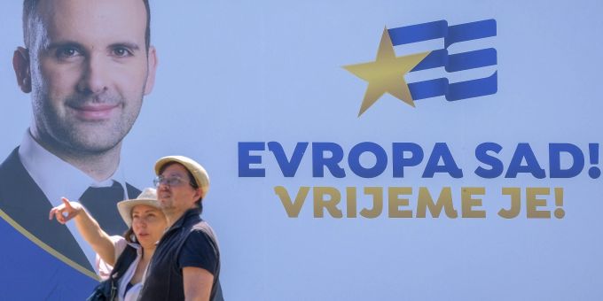 Menschen gegen an einem Wahlplakat des Anführers der Bewegung «Europa Jetzt!»,. Milojko Spajic, in Podgorica, Montenegro, vorbei. Milojko Spajic