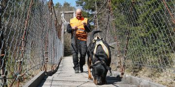 Polizeihund Yukon vom Amtsbach mit dem Diensthundeführer.