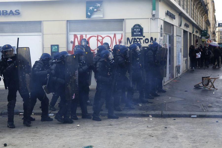 Die Polizei hatte sich für befürchtete Ausschreitungen gerüstet. (AP Photo/Aurelien Morissard)