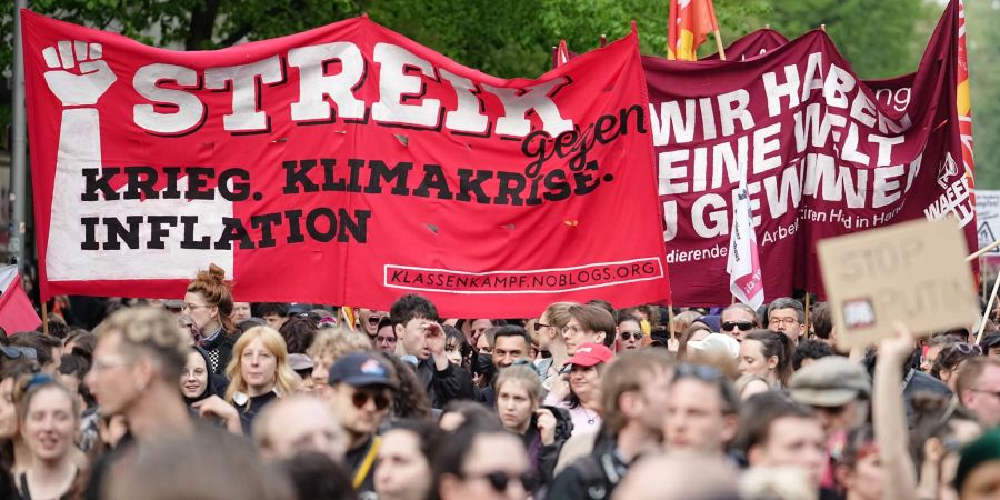 Unter dem Motto «Revolutionärer 1. Mai» haben linke und linksradikale Gruppen am Tag der Arbeit zu einer Demonstration aufgerufen.