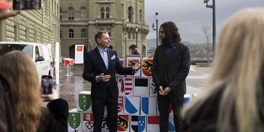 Die Gegner des Covid-Gesetzes beim Einreichen des Referendums: Roland Bühlmann, Co-Präsident von Freunde der Verfassung (links) und Nicolas Rimoldi, Präsident von Mass-voll. (Archivbild)