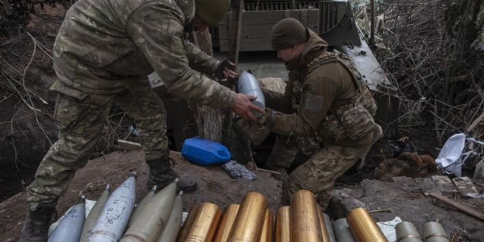 Ukrainische Soldaten bereiten Haubitzengranaten vor. Foto: Iryna Rybakova/AP/dpa Ukrainische Soldaten bereiten Haubitzengranaten vor. Foto: Iryna Rybakova/AP/dpa