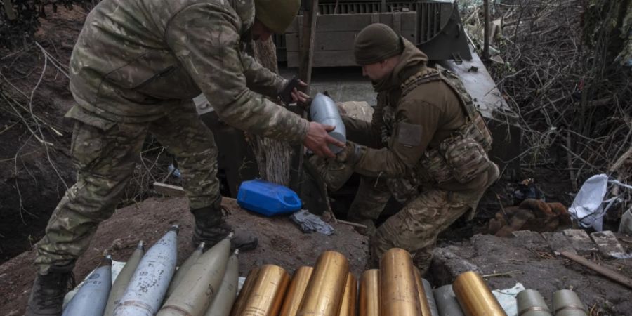 Ukrainische Soldaten bereiten Haubitzengranaten vor. Foto: Iryna Rybakova/AP/dpa