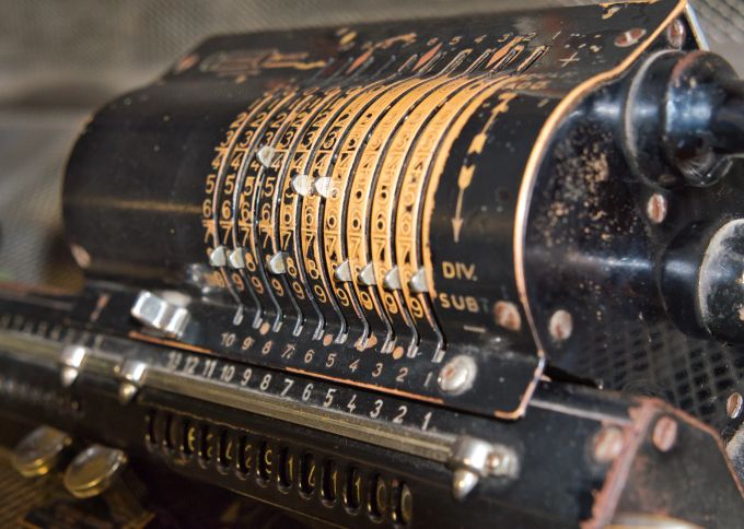 Eine alte Rechenmaschine, der Vorgänger des Computers. Rechenmaschine
