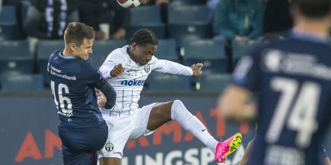 Zürichs Jonathan Okita im Duell mit Luzerns Marco Burch. Super League