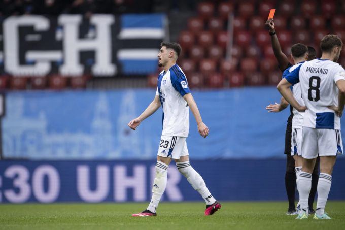 Meritan Shabani (GC) fliegt gegen den FC Sion vom Platz. GC Sion Super League