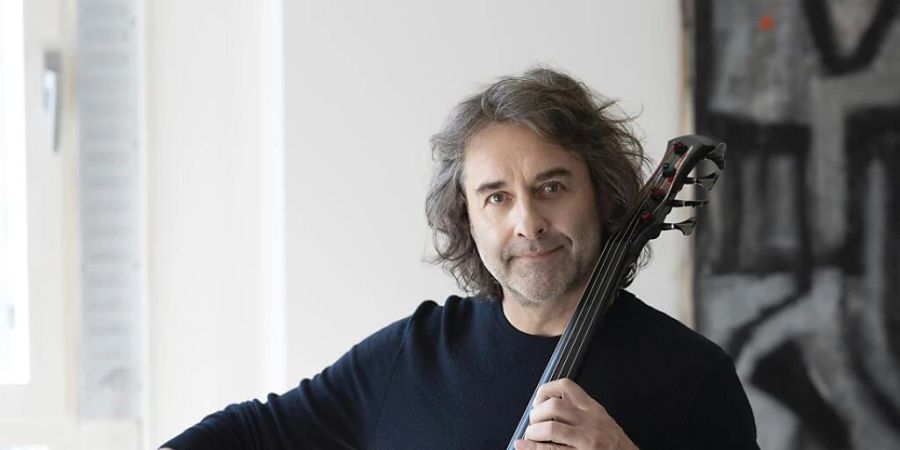 Zurück aus Hollywood: Am kommenden Wochenende stehen der Zürcher Filmmusiker Martin Tillman und sein elektrisches Cello im Zentrum der Show «Superhuman».