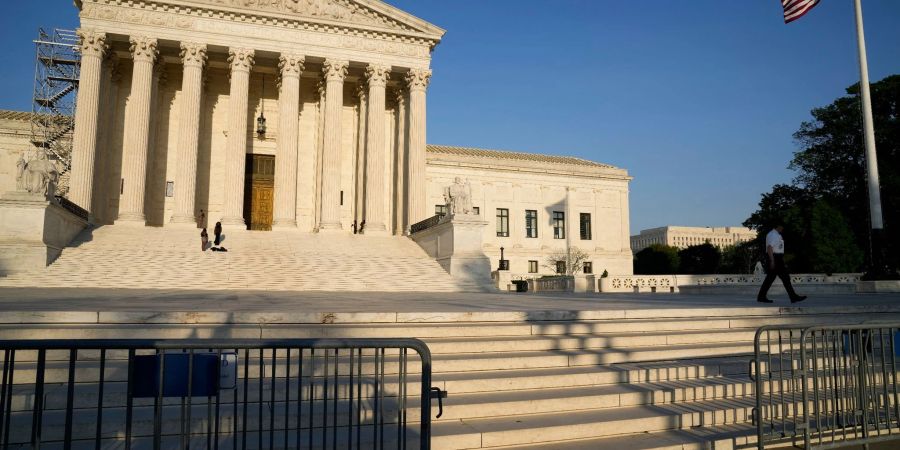 Der Supreme Court der USA hält den Zugang zu einem Abtreibungsmedikament aufrecht.