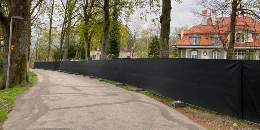 Die Kantonspolizei hat um die russische Botschaft in Bern einen schwarzen Stacheldrahtzaun errichten lassen.