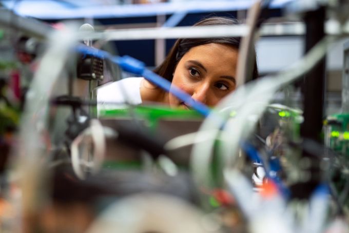 Mit dem Studium an der HFIE für Informatik und Elektronik bist du der Entwicklung einen Schritt voraus. HFIE Studiengang Informatik