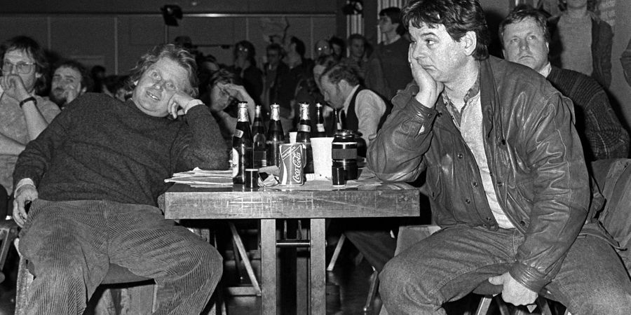 Joschka Fischer (r) und Daniel Cohn-Bendit (l) sitzen bei der Landesdelegiertenversammlung der hessischen Grünen im Frankfurter Stadtteil Bergen-Enkheim.