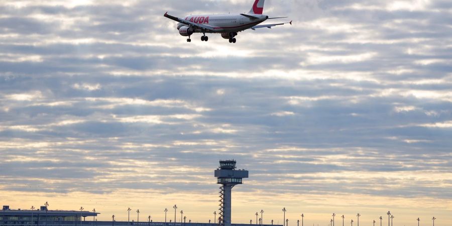 Ein Flugzeug im Landeanflug auf den Flughafen Berlin Brandenburg.