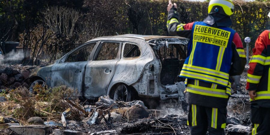 Die Feuerwehr am Brandort. Nach einer Explosion ist ein Feuer ausgebrochen und hat mehrere Häuser zerstört.