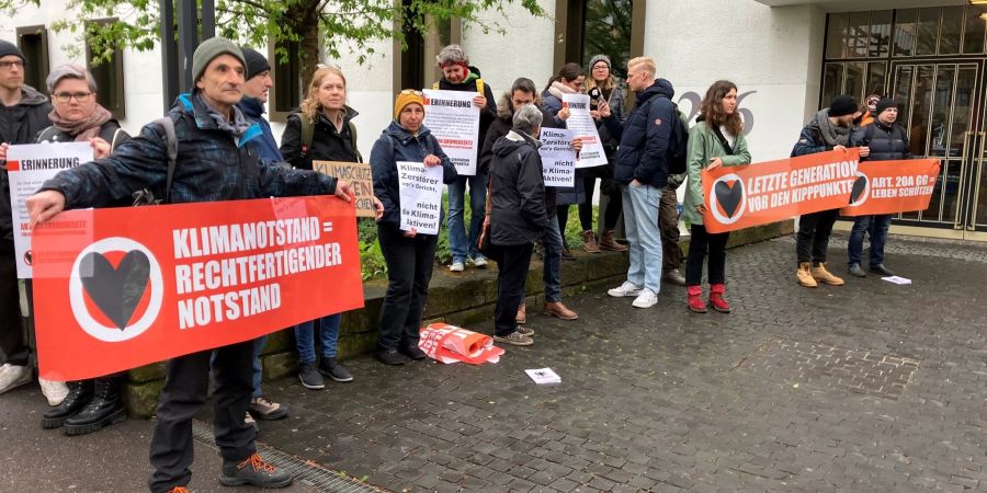 Unterstützer der Angeklagten demonstrieren vor dem Gericht.