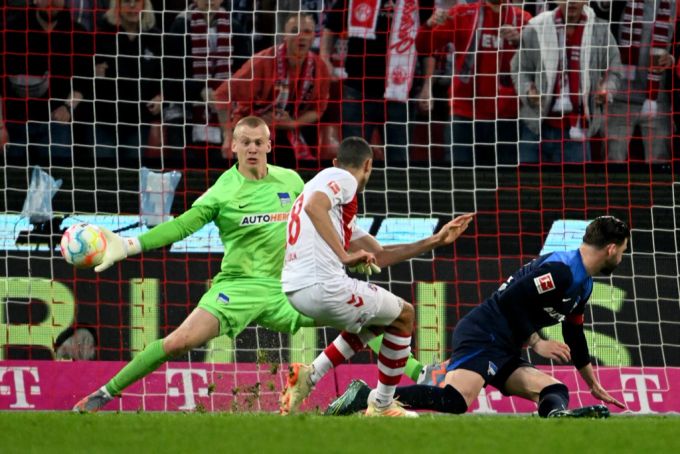 Kölns Ellyes Skhiri trifft im Spiel der Bundesliga gegen Hertha Berlin zum 3:2. Bundesliga