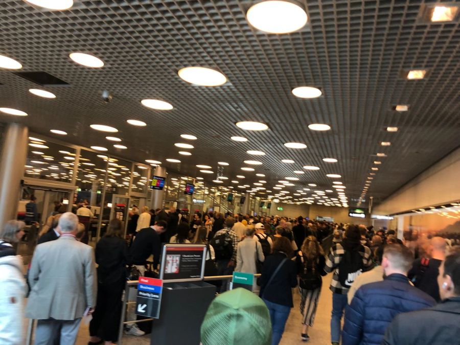 Passagiere am Flughafen Zürich müssen aktuell viel Geduld mitbringen.