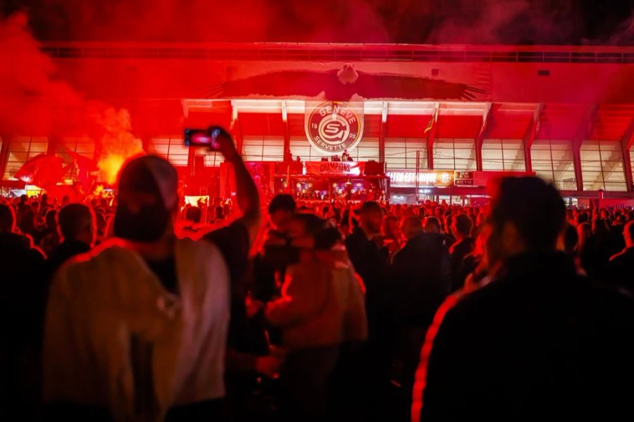 Vor dem Stadion haben Tausende Fans das Spiel verfolgt.