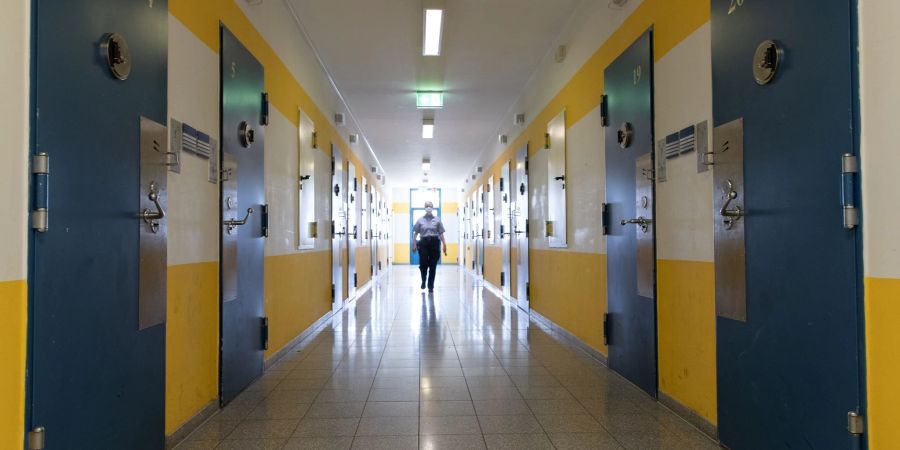 Eine Justizbeamtin geht durch einen Gefangenentrakt in der Justizvollzugsanstalt Herford. Ein 17-Jähriger, der Anfang 2023 in Ibbenbüren eine Lehrerin getötet haben soll, ist dort tot aufgefunden worden.