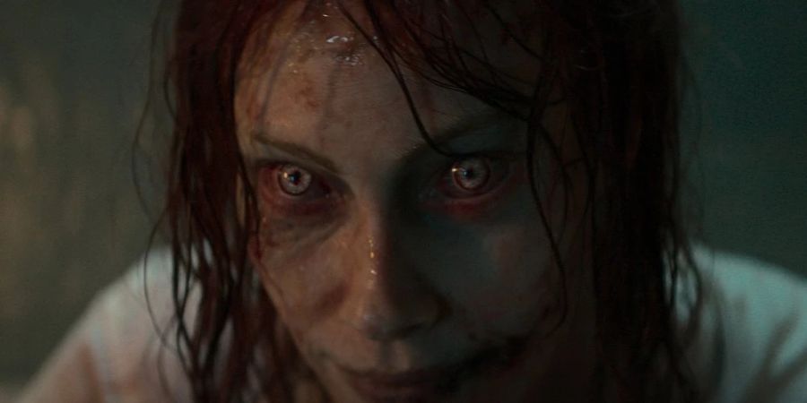 Schnell wird klar: Mit Mutter Ellie (Alyssa Sutherland) stimmt etwas nicht. Also so gar nicht.