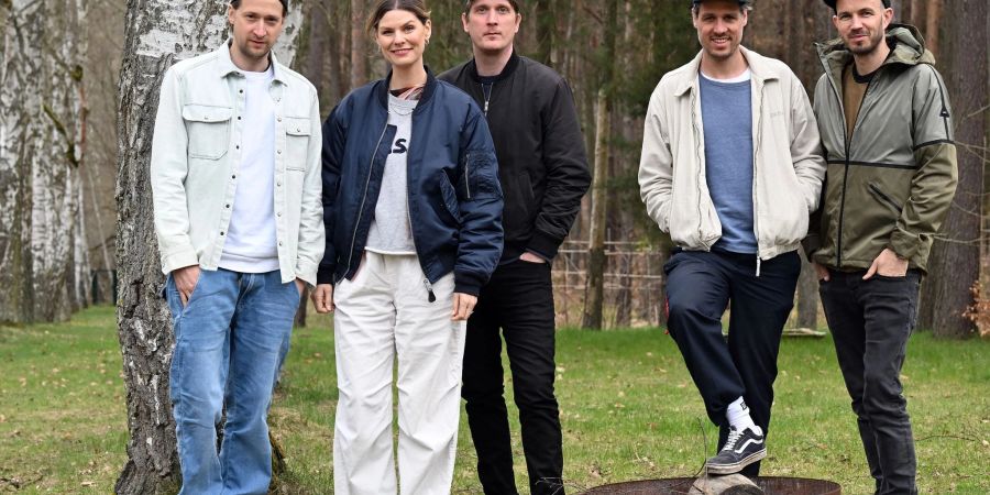 Die deutsche Pop-Rock-Band Juli besteht aus Gitarrist Simon Triebel (l-r), Sängerin Eva Briegel, Gitarrist Jonas Pfetzing, Bassist Andreas «Dedi» Herde und Schlagzeuger Marcel Römer.