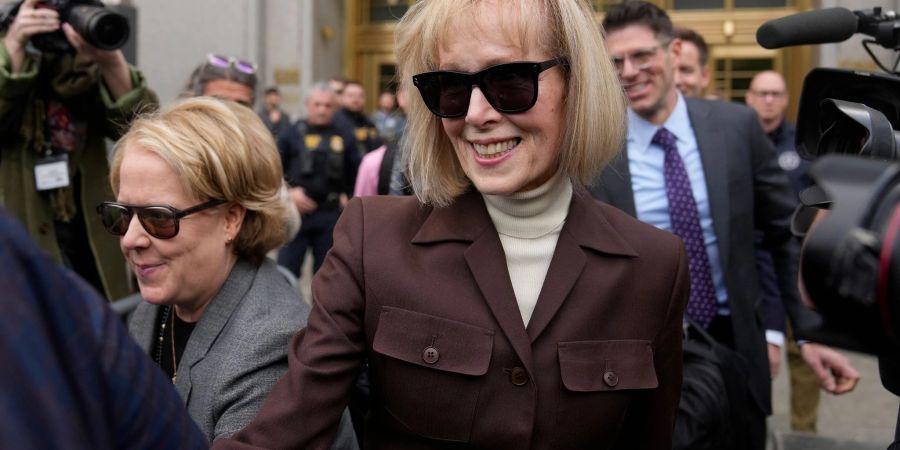 Jean Carroll verlässt das Gerichtsgebäude in New York.