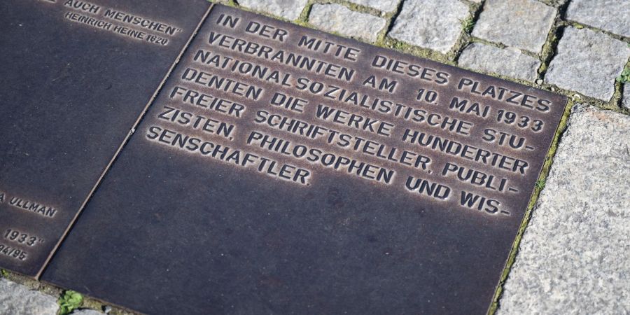 Gedenktafel auf dem Berliner Bebelplatz zur Erinnerung an die Bücherverbrennung.