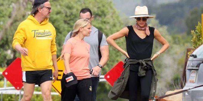 Meghan Markle (rechts) mit Freunden und Bodyguard (hinten im grauen Shirt) beim Wanderausflug. meghan markle