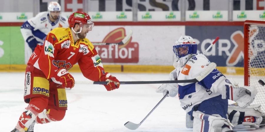 Ramon Tanner (l) vom EHC Biel trifft zum zwischenzeitlichen 4:1 gegen die ZSC Lions um Goalie Simon Hrubec.