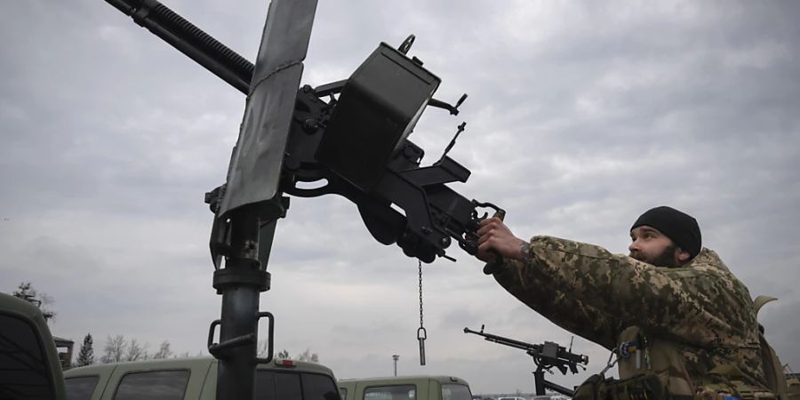 Ein ukrainischer Soldat einer mobilen Flugabwehreinheit demonstriert seine Fähigkeiten auf dem Antonow-Flughafen am Stadtrand von Kiew. Foto: Efrem Lukatsky/AP/dpa