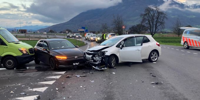 Näfels GL - Auto nicht gesehen und Unfall gebaut