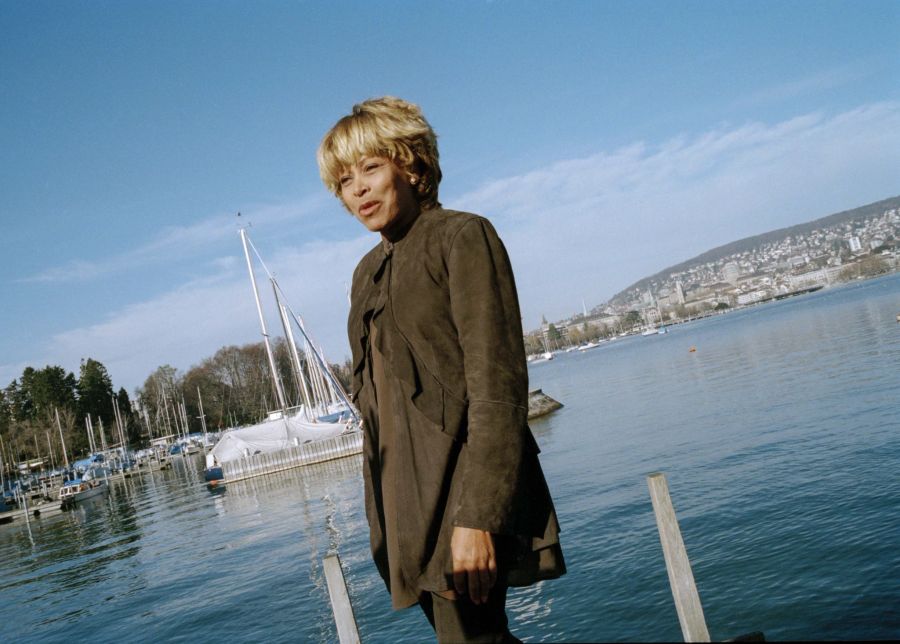 Rockstar Tina Turner am 7. Februar 1995 nach ihrer Pressekonferenz am Ufer des Zürichsees in Zürich-Enge. Die Sängerin starb in Küsnacht ZH. (KEYSTONE/Str)