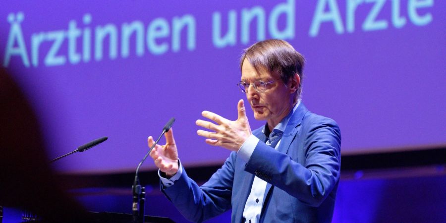 Bundesgesundheitsminister Karl Lauterbach spricht bei der Eröffnungsveranstaltung des 127. Deutschen Ärztetages.