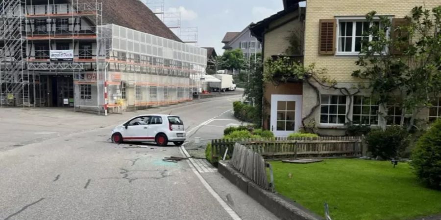 Auto überschlägt sich