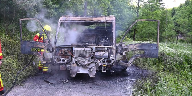 Landwirtschaftliches Fahrzeug ausgebrannt