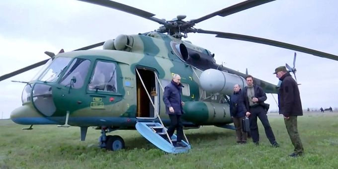 Diese Videostandbild soll Wladimir Putin bei seiner Ankunft an einem nicht genannten Ort in den Regionen Cherson oder Luhansk zeigen. Diese Videostandbild soll Wladimir Putin bei seiner Ankunft an einem nicht genannten Ort in den Regionen Cherson oder Luhansk zeigen.
