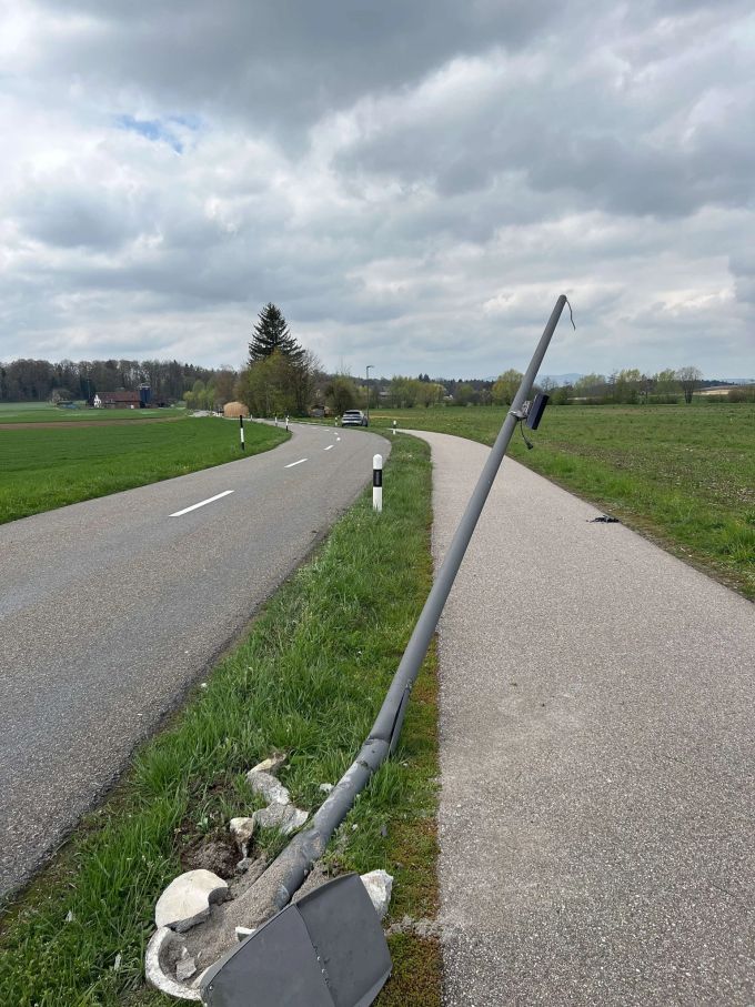 Die Strassenlampe wurde komplett zerstört. Strassenlampe