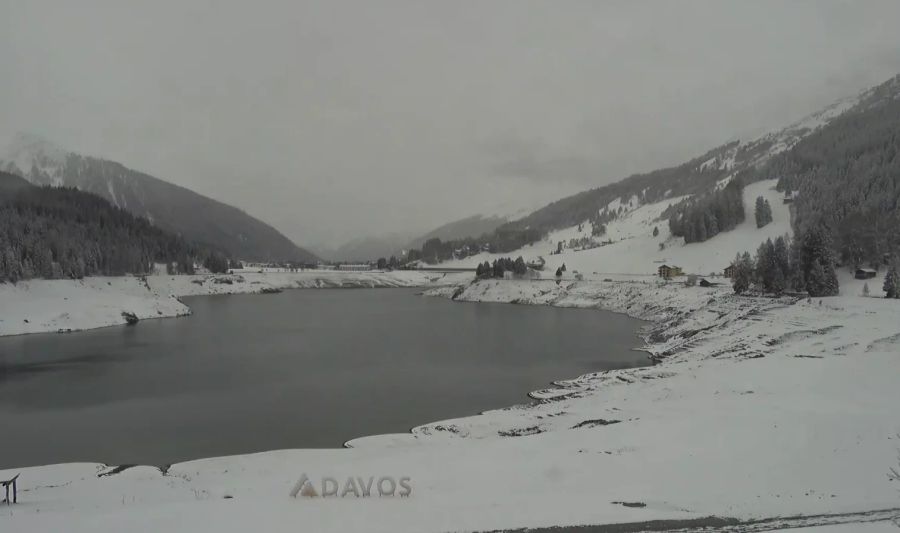 Auch am Davosersee hat es geschneit.