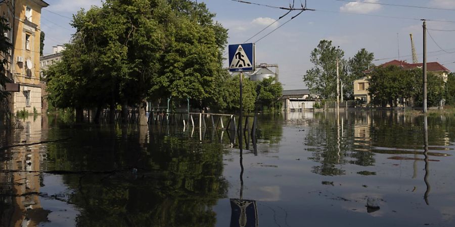 Eine überflutete Strasse in Cherson. Der russische Angriffskrieg gegen die Ukraine ist durch die Sprengung des wichtigen Kachowka-Staudamms gefährlich eskaliert.