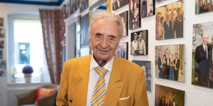 Der Moderator, Opernsänger und Volksliedinterpret Günter Wewel wird 85 Jahre alt. Foto: Bernd Thissen/dpa Der Moderator, Opernsänger und Volksliedinterpret Günter Wewel wird 85 Jahre alt. Foto: Bernd Thissen/dpa