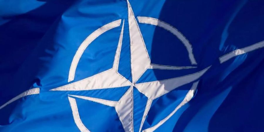 Eine Flagge der Nato weht im Wind. Foto: Daniel Naupold/dpa