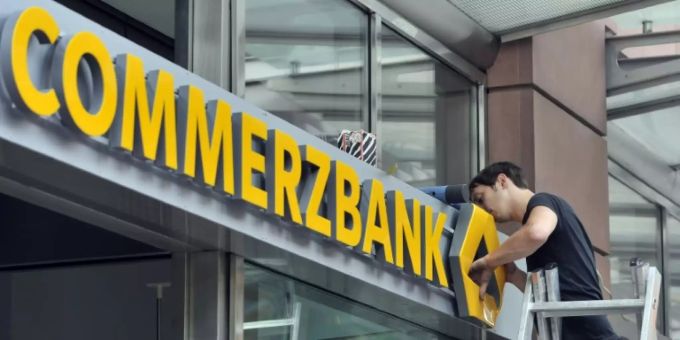 Das Bundeskartellamt genehmigt der Unicredit eine 29,99-prozentige Beteiligung an der Commerzbank. (Archivbild) Commerzbank