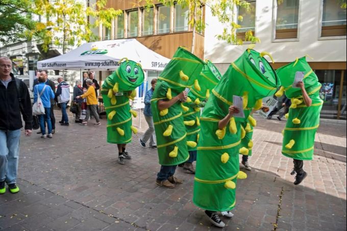 Linke Aktivisten verteilen heute Samstag als Würmer verkleidet vor einem SVP-Stand in der Schaffhausener Altstadt Flyer . SVP Schaffhausen Würmer