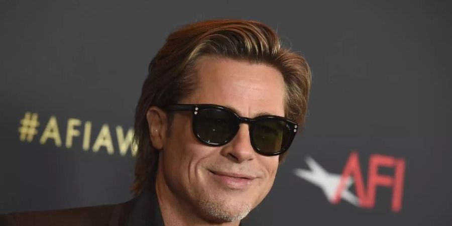 Schauspieler Brad Pitt ist einer der Stars, die bei den Golden Globes die Trophäen austeilen werden. Foto: Jordan Strauss/Invision/dpa