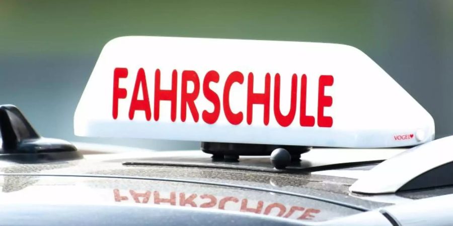 Ein Fahrschulauto ist in Göttingen unterwegs. Foto: Swen Pförtner