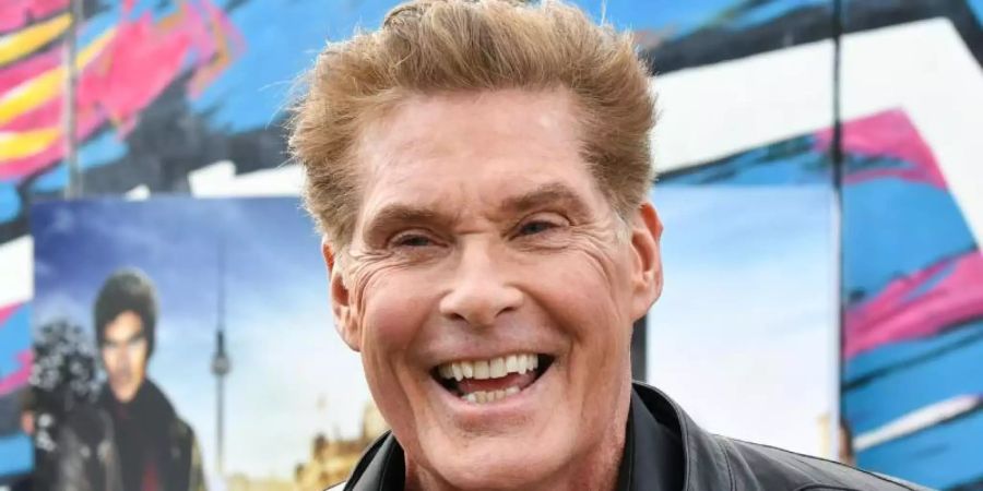 David Hasselhoff vor der East Side Gallery in Berlin. Foto: Jens Kalaene