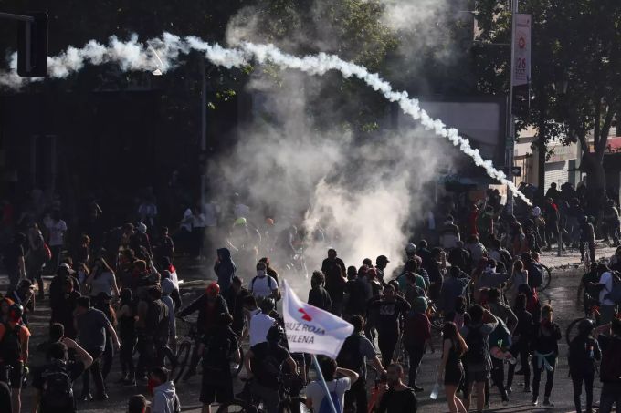 Demonstranten stossen während eines Protests mit der Polizei zusammen. Proteste in Chile