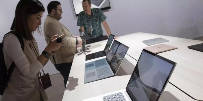 Kunden probieren den Microsoft Surface Laptop 3 aus. Microsoft hat in New York neue Geräte seiner Surface-Reihe vorgestellt. Foto: Mark Lennihan/AP/dpa Surface Laptop