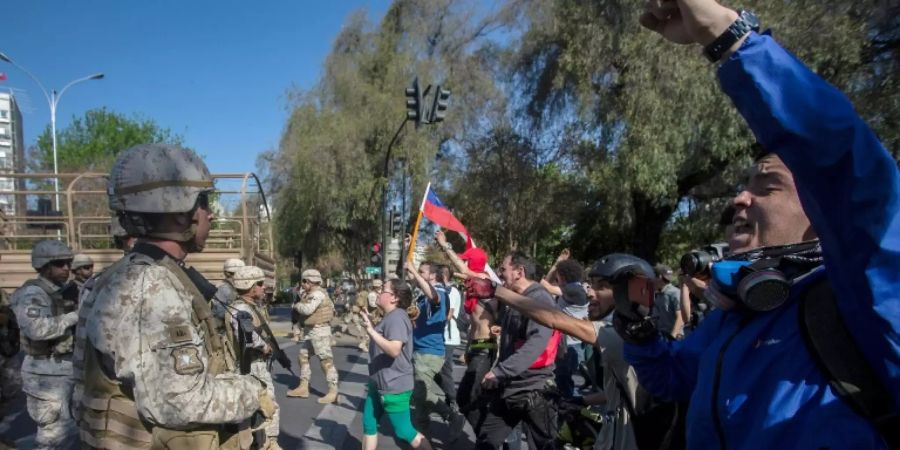 Demonstranten und Soldaten in Santiago de Chile